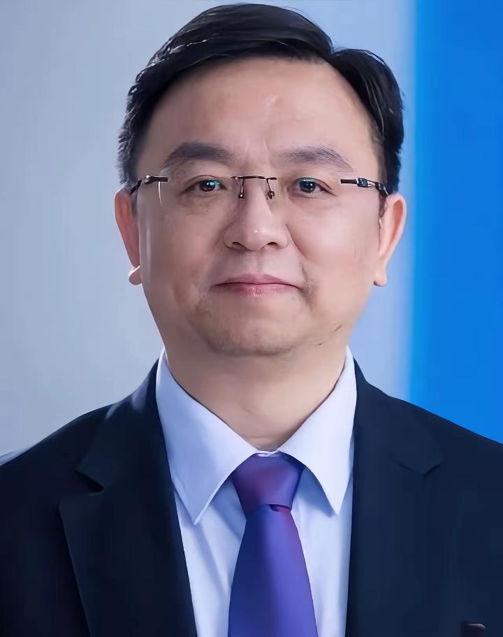 “这泼天的富贵终于轮到比亚迪了！谁能想到，比亚迪彻底火了，居然因为这么危险的场合