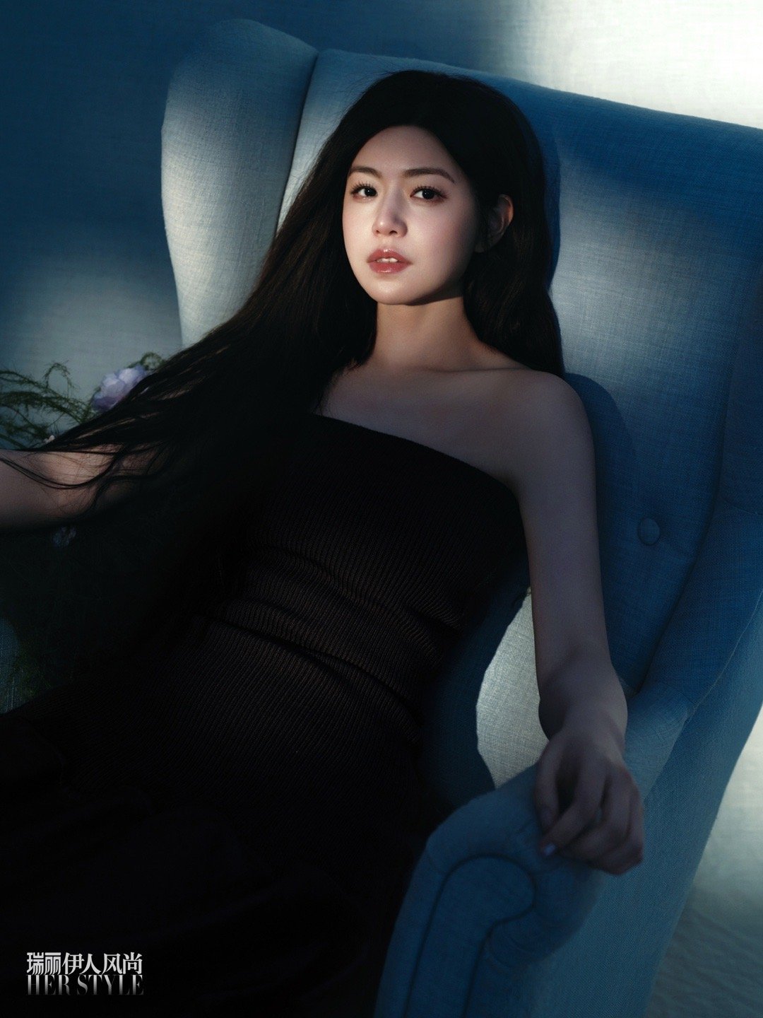 陈妍希诗意漫游大片瑞丽伊人风尚陈妍希封面陈妍希的松弛感教科书！旷野之中裙摆飞扬，