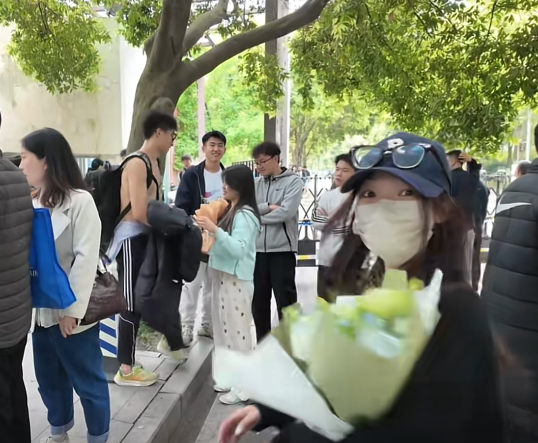 当我起大早去接我弟发现我弟有人送花了