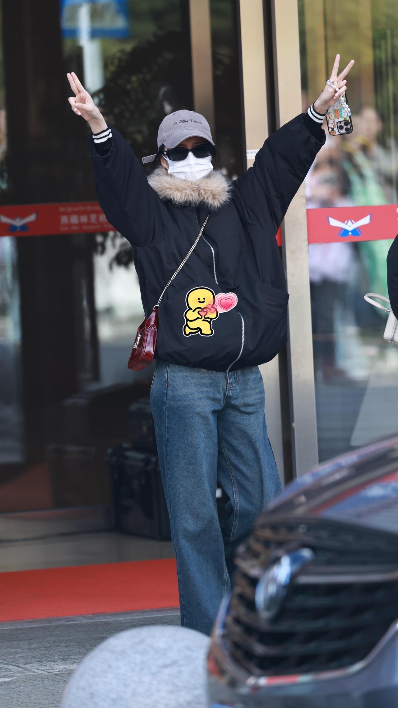 王楚然机场活力开跑，录制状态拉满近日，王楚然现身机场，准备前往《你好，星期六