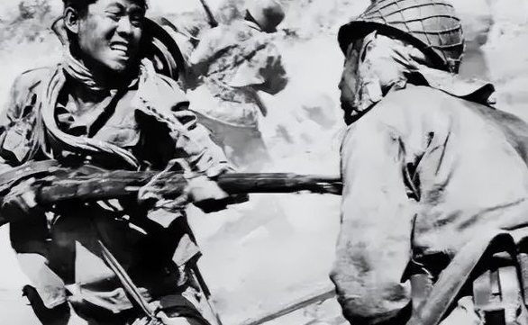 1941年，日本少将当众残杀八路军干部，杀完还对他进行肢解，一个伪军看到这一幕，