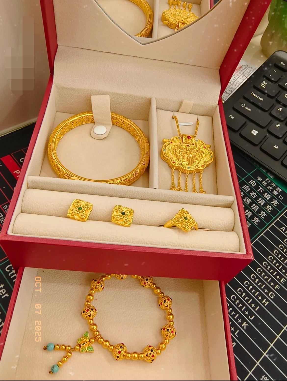 姐妹们，奉劝大家一句——把金镯子，金手链，金项链，金耳环，都收起来吧！​前两