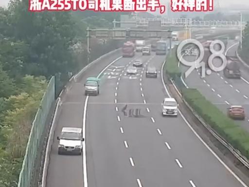 “火到人民日报了！”6月5日，浙江杭州，一货车掉下来一大块铁架横在路中间，来往的