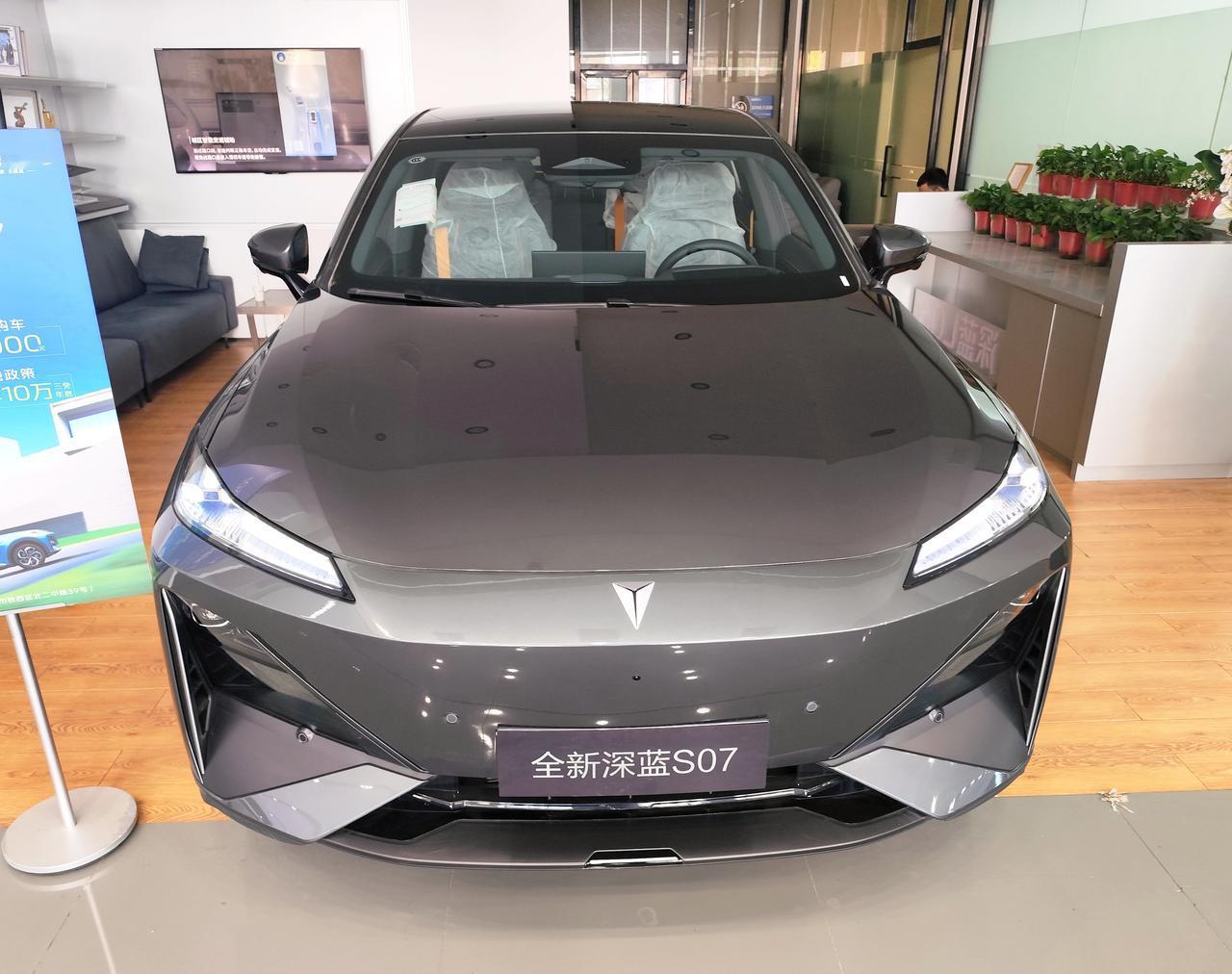 科技智能中型SUV《深蓝S07》长安深蓝S07华为激光版，于2026年4月