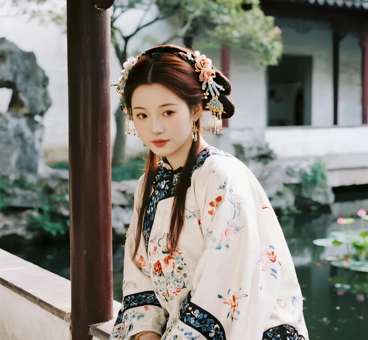 藤蔓缠绕古墙，罗裙拂过时光