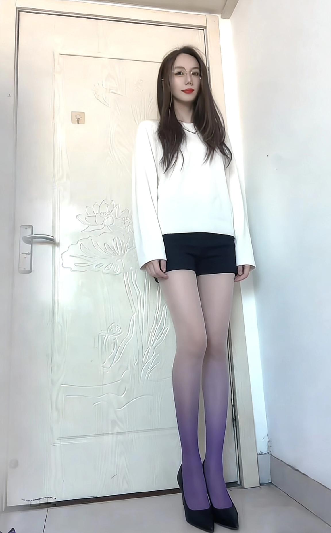 简约穿搭，清新自然，紫色袜子点缀，时尚又舒适。分享卓越的优雅女性端庄和性感谁更