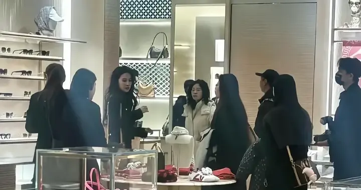 直击！刘亦菲商场偶遇神仙姐姐范，导购小哥：超级无敌