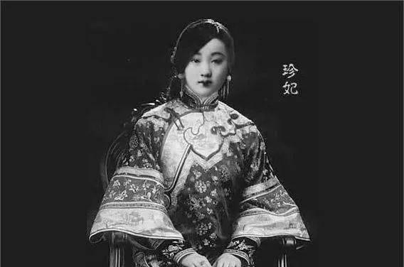 1894年，慈禧太后不顾光绪苦苦哀求，执意扒掉了珍妃的裤子，在大庭广众之下狠狠地