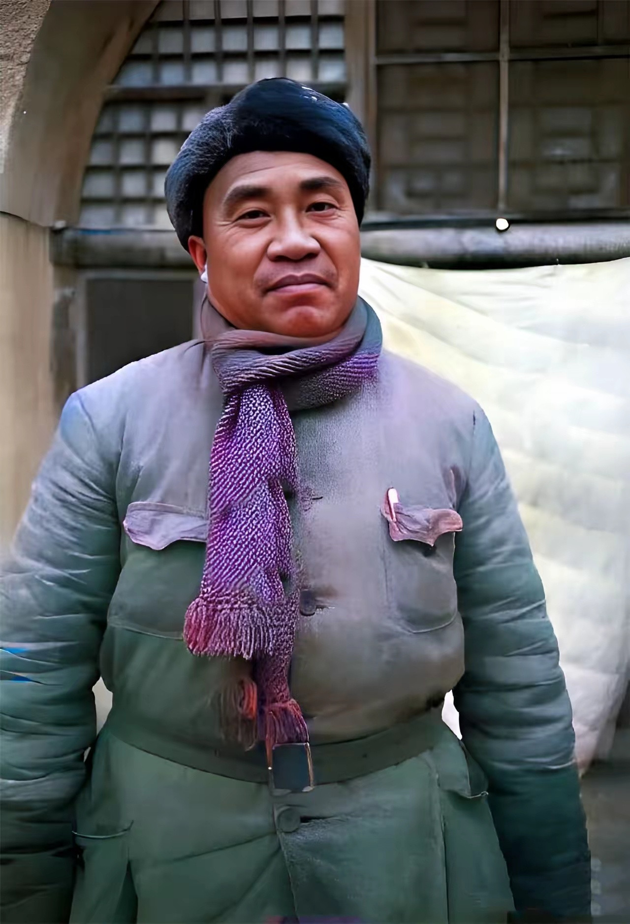 这张1938年拍下的珍贵照片，52岁的朱德老总身着厚实棉军装，头戴棉帽，脖子围着