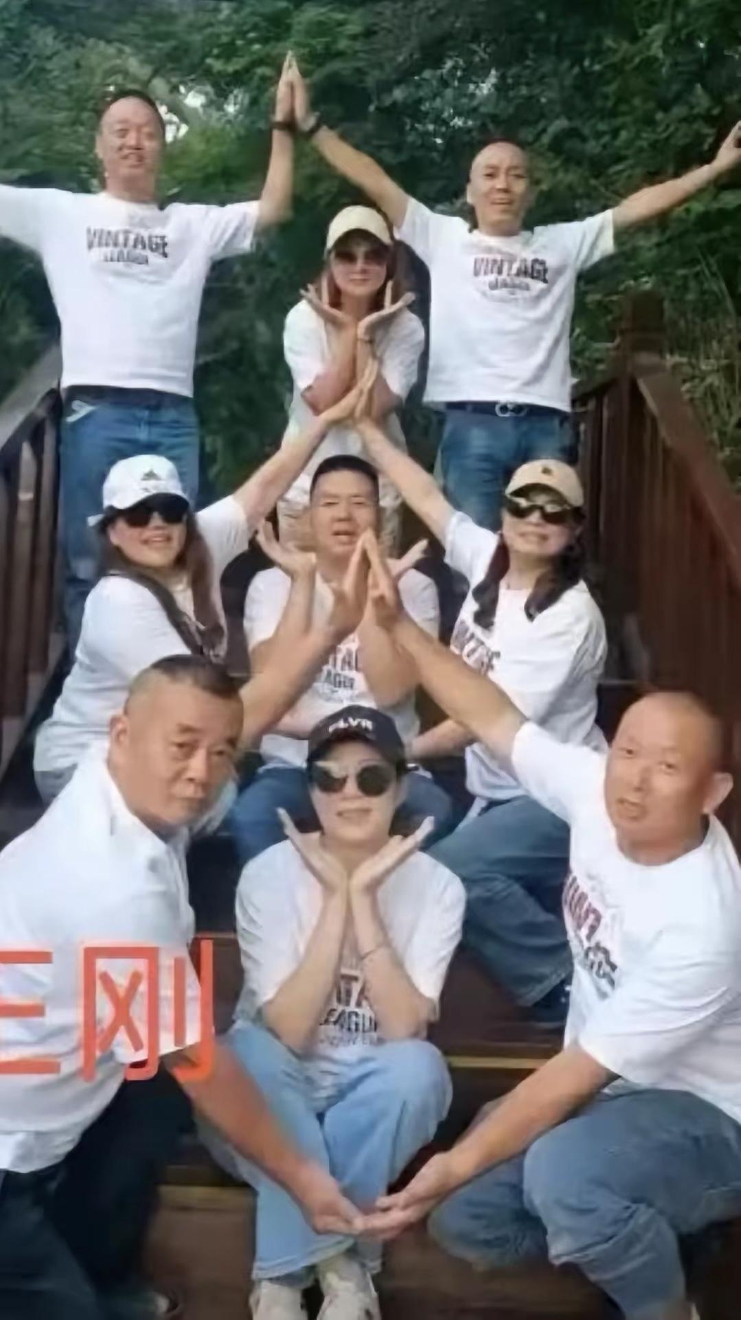 和一位火锅店老板聊天，谈到重庆王刚讹诈酒店事件，开一间房，让十几个同伴排队进房间