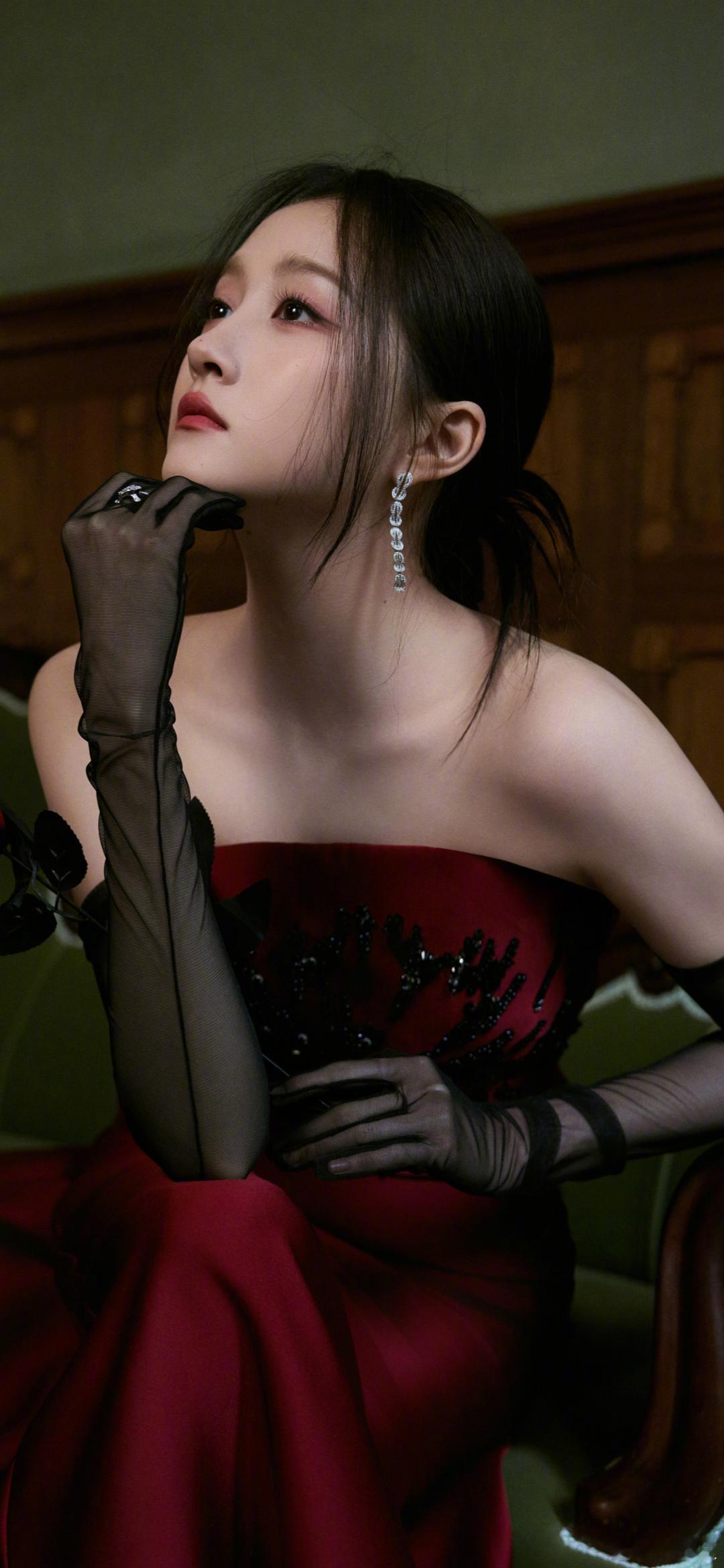 曝关晓彤深夜去酒吧26岁成年人，工作之余去酒吧放松怎么了？打扮低调、无任何不当行