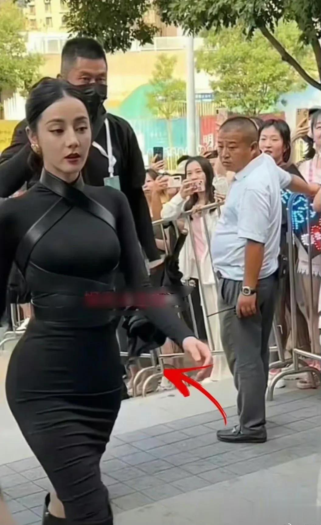 迪丽热巴这垫得太夸张了，路人都忍不住侧目