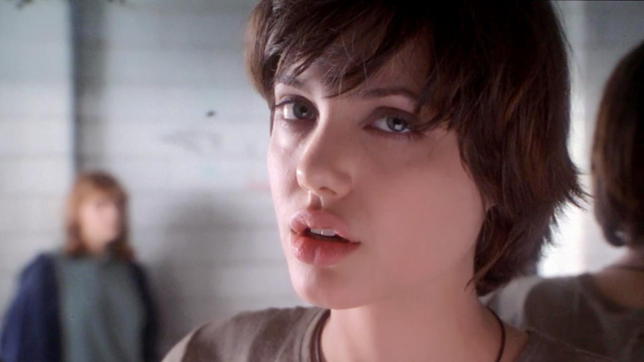 安吉丽娜·朱莉是什么美神降临啊从性感符号到演技派女王她用实力证明：姐的魅力，