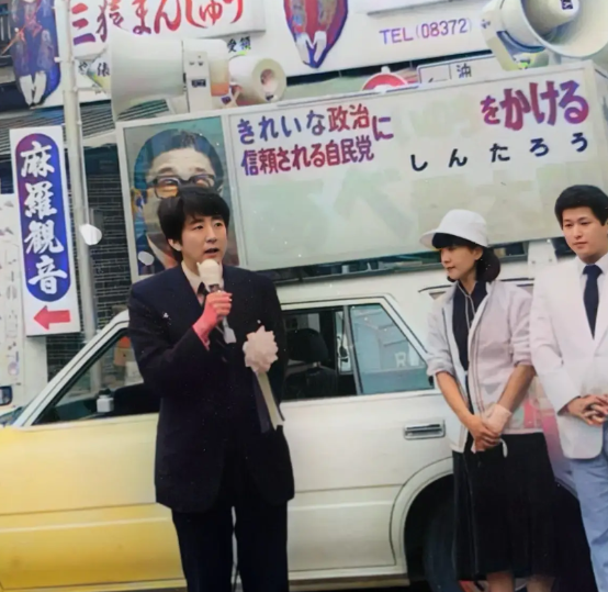 1980年，26岁的安倍晋三在街头进行演讲，在当时通讯不发达的情况下，安倍就是靠