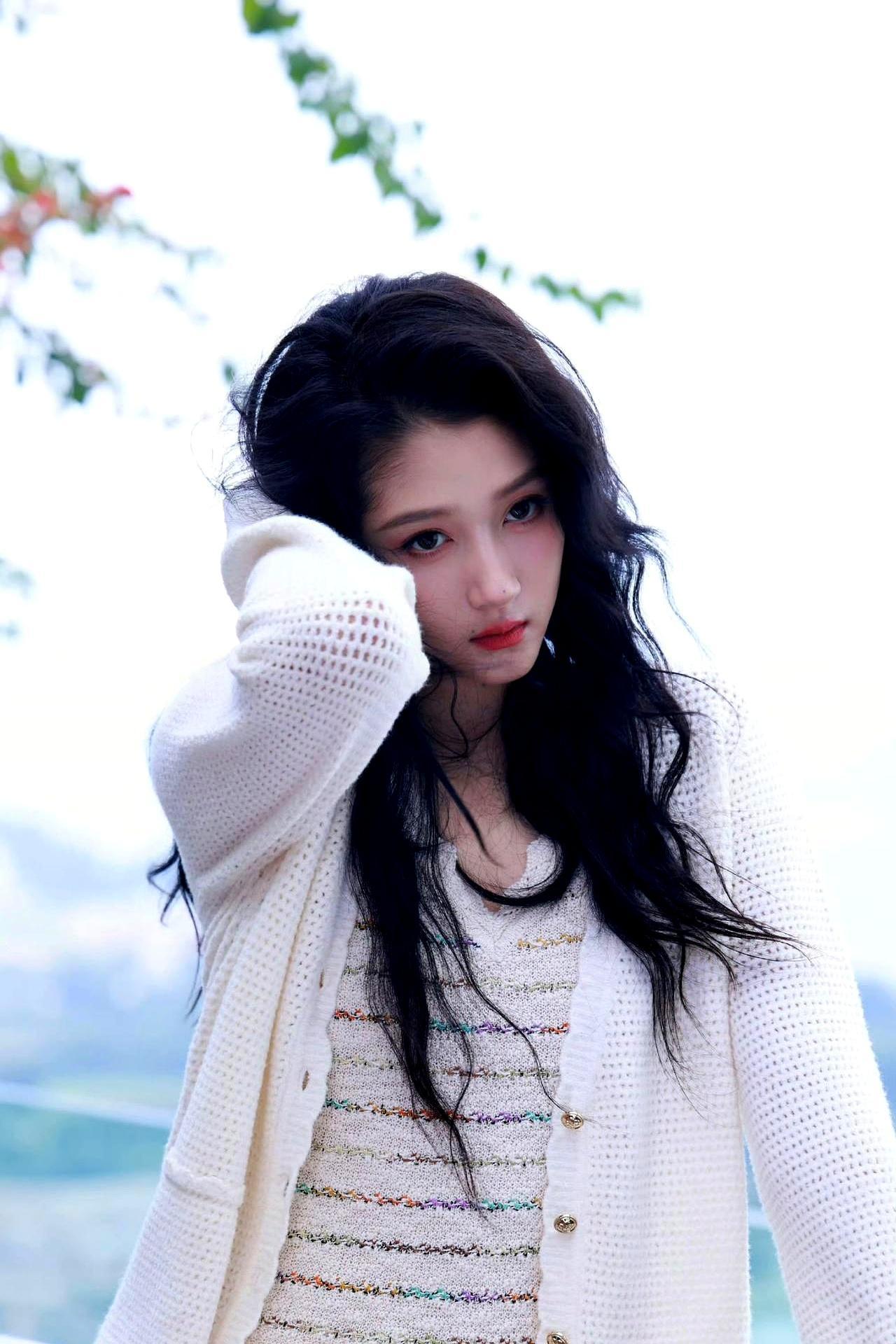 粉丝指着制片人的鼻子骂到对方破防，制片人甩出一句别逼我把真相说出来，这一仗直接撕