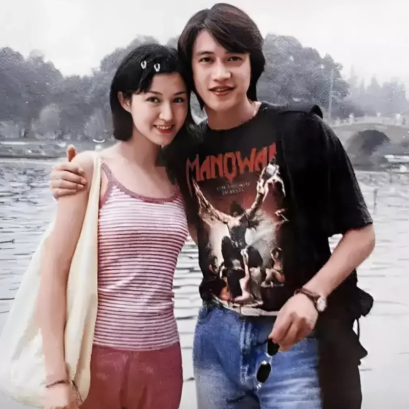 这是1995年，19岁的陆毅和19岁的鲍蕾刚刚进入上戏游玩时，拍摄的一张珍贵合影