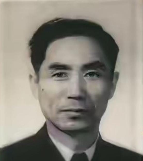 有个叫张丕烈的船长，在台湾当大副时给大陆送情报。他船上的密室藏在天花板夹层，装着