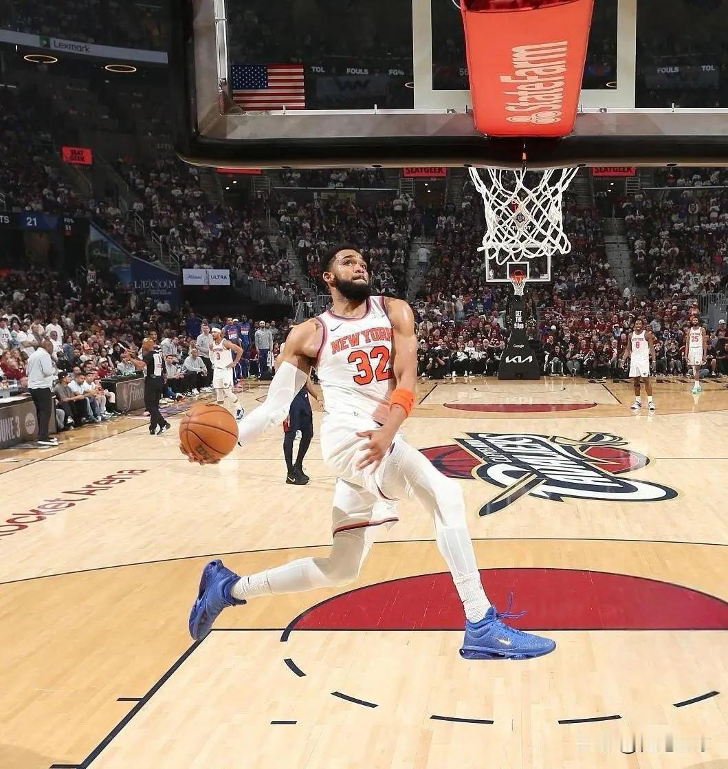 据美记Sam报道，即便尼克斯赢下NBA总冠军，唐斯的未来仍然存在不确定性。他说：