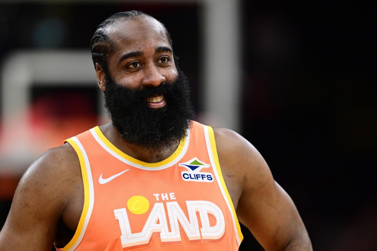 季后赛前两轮施罗德是必须上的。你们只看到了施罗德投不进，进攻选择差，但是你们忽略