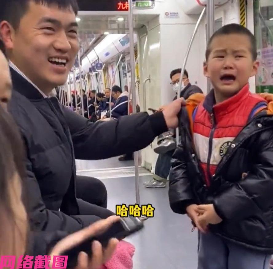 浙江杭州有小孩和妈妈在地铁车厢内走失时，一路找陌生男子说要找自己的妈妈，这不男子