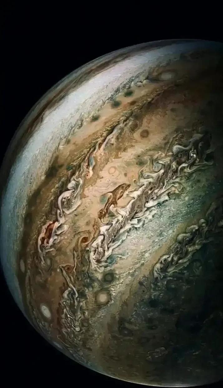 木星是太阳系里的巨无霸。它肚子里的氢气，足足有285个地球那么重，可它就是不会爆