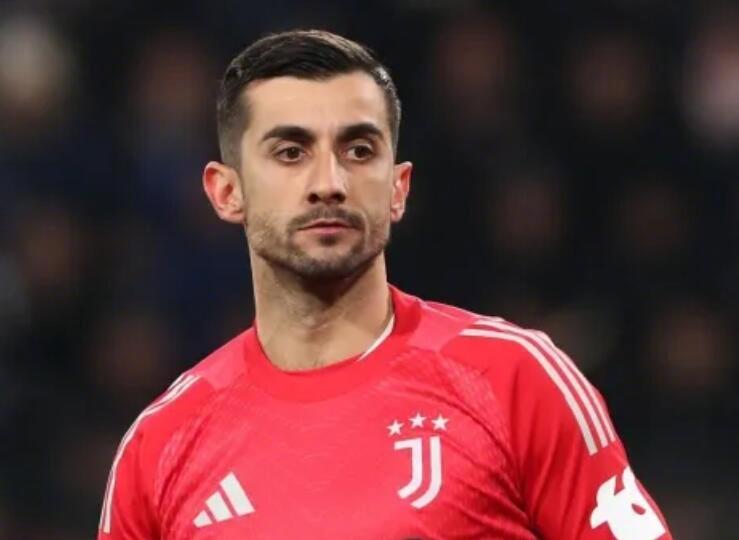 据《米兰体育报》披露，尤文图斯在赛季余下的赛程中，门将位置将由佩林镇守。而到了夏