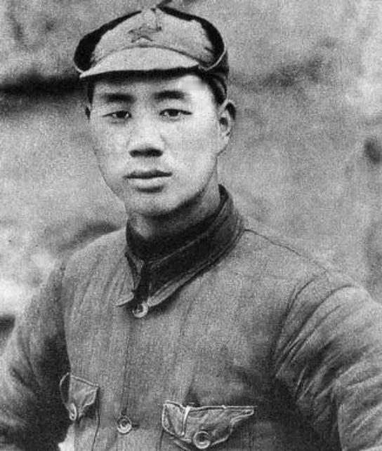 1939年，八路军营长缴获一件日军大衣，觉得材质不错，便送给杨成武。谁料，杨成武