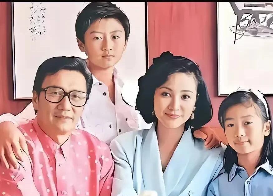 其实谢霆锋颜值还可以，就是眼睛没有遗传到狄波拉，单眼皮像谢贤，不过他小时候的模样