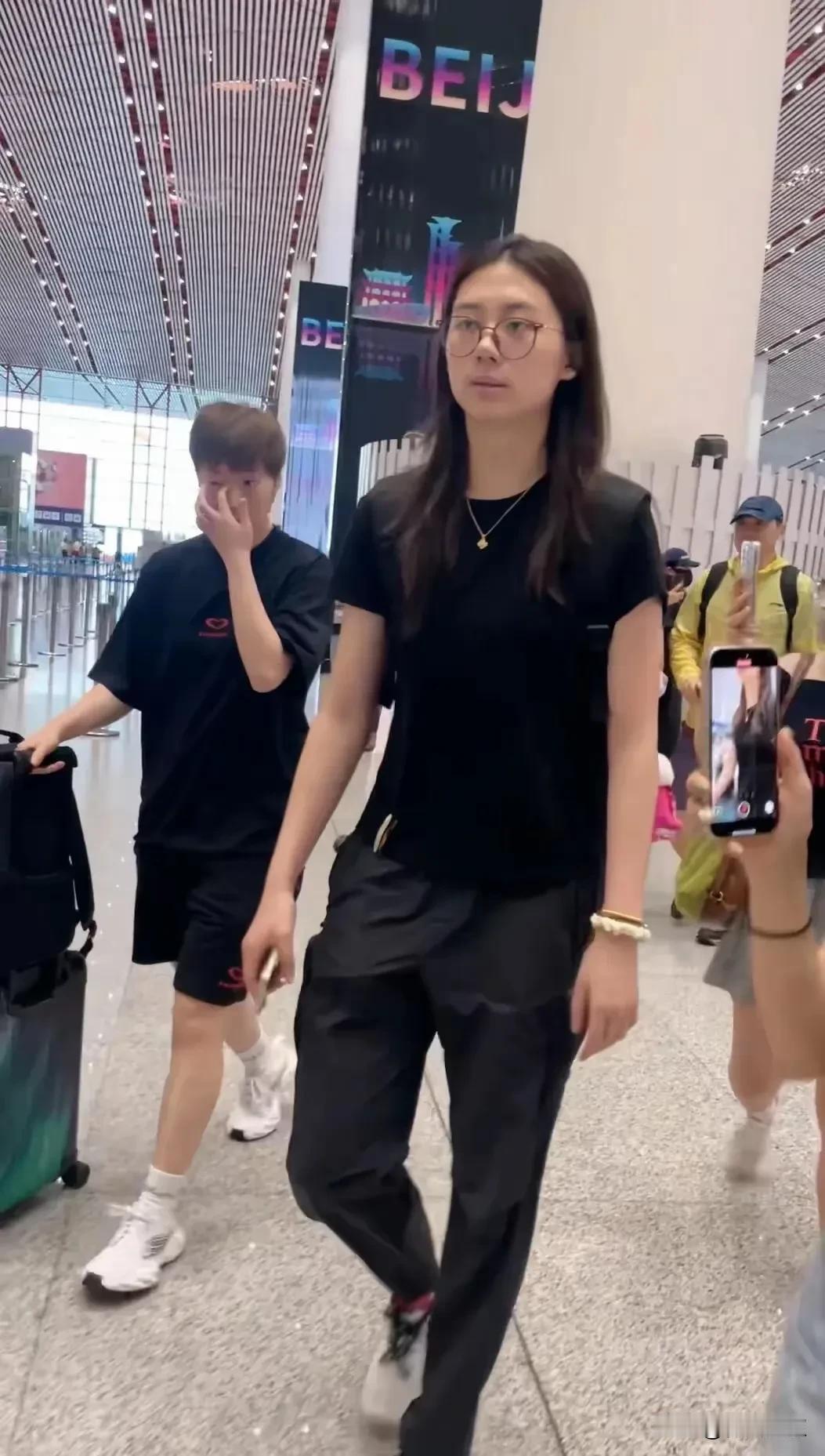 180的陈熠到达日本横滨，成为最靓的风景！未来国乒肯定重点培养帅哥靓女，因
