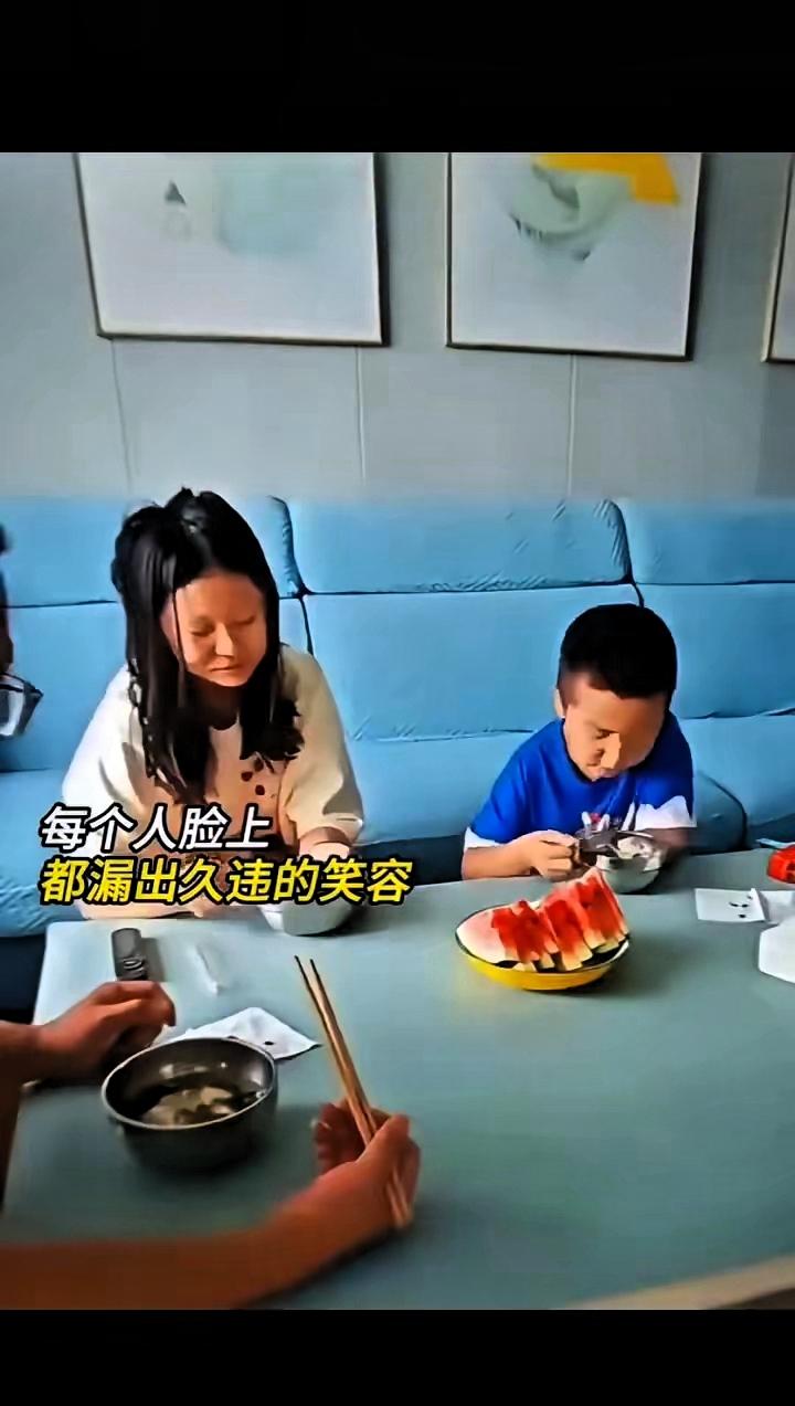 妻子婚内出轨，拿刀逼迫丈夫离婚。老公劝她为了两个孩子不要轻易离婚，女人根本听不进