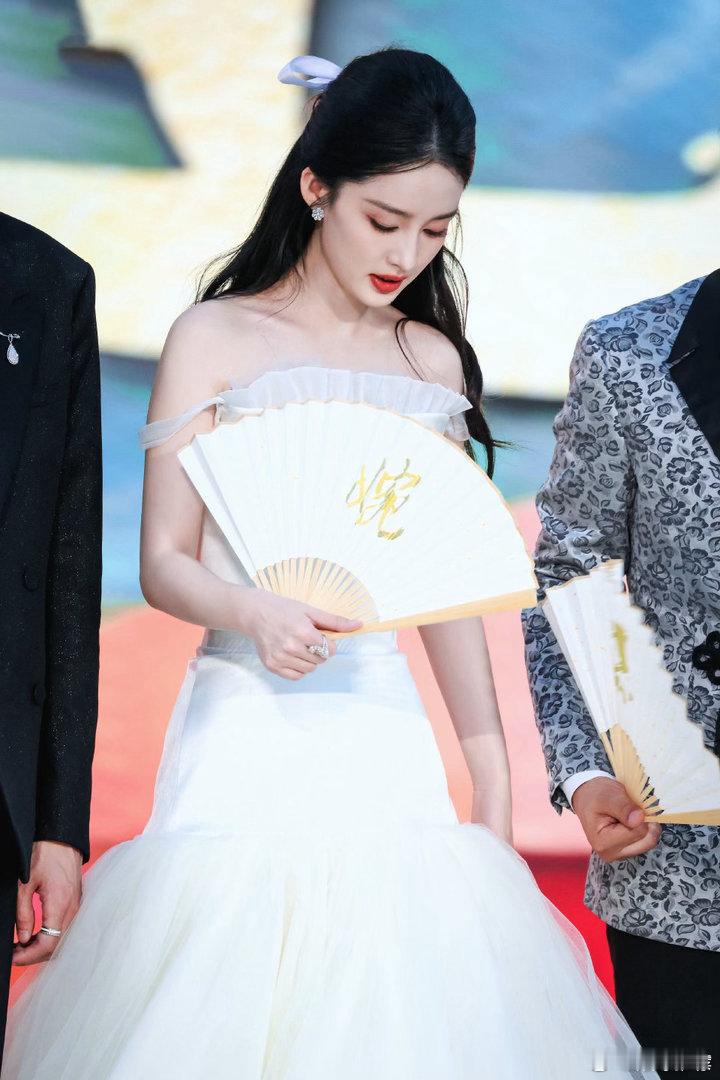 李沁幻视千金归来想看李沁再演一部都市剧李沁这组图的“千金感”直接溢出屏幕了，眼