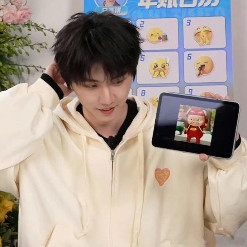 小马这猪猪侠表情也太贴了！嘴角弧度都跟动画里一毛一样，笑喷了马嘉祺模仿猪猪侠表情