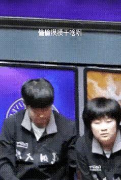 孙颖莎场下捏腿逗队友，场上却秒变严师！这反差萌，谁顶得住？镜头里，她捏覃予萱