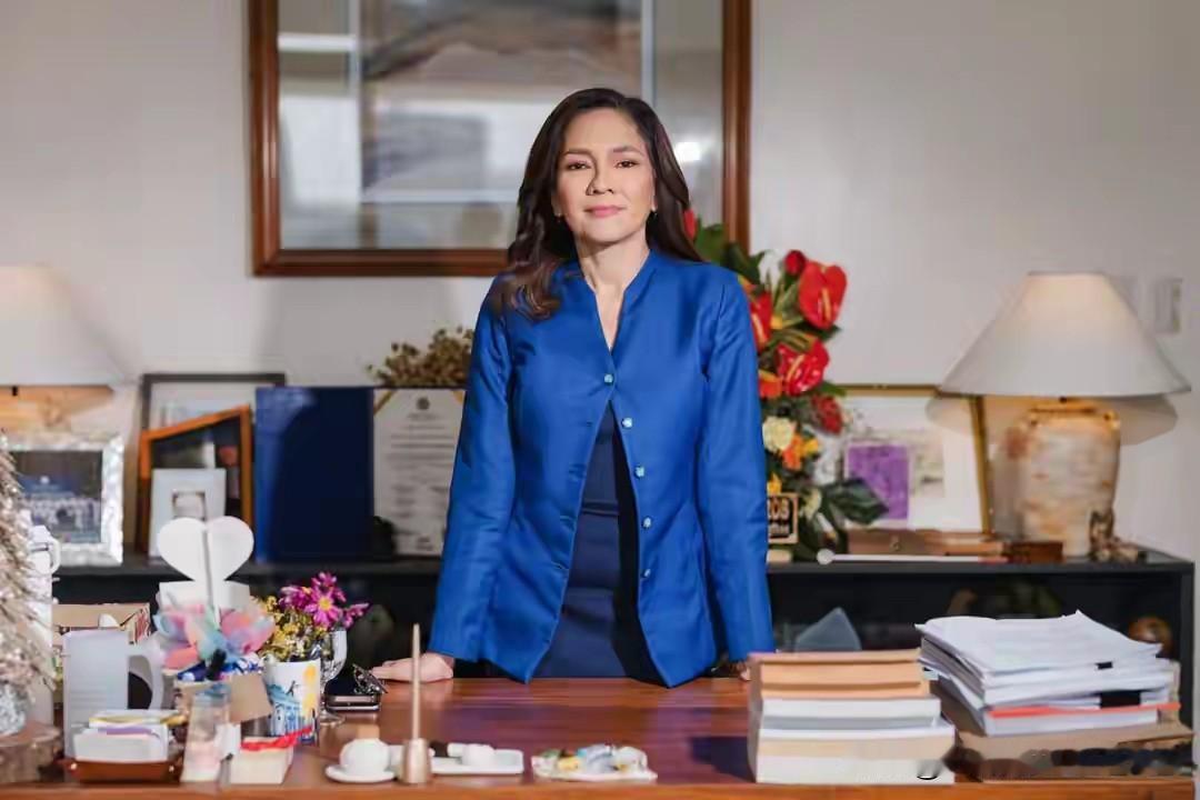 菲律宾反对派参议员洪蒂维罗斯最近格外活跃，再三强调副总统莎拉的弹劾案得老老实实公
