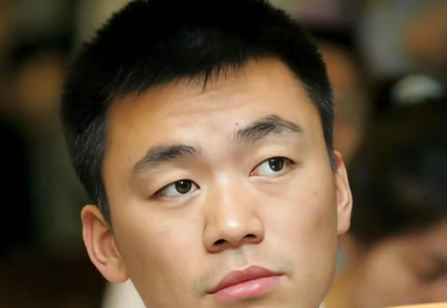 许久没有消息的王宝强，连夜冲上热搜，这次他被扒出和一神秘女子在青岛高端酒店低调办