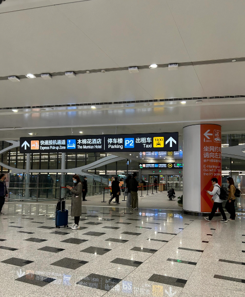 实在想不通，为什么总有些乘客人放着候机楼宽敞的洗手间不用，非得在单通道飞机发餐发