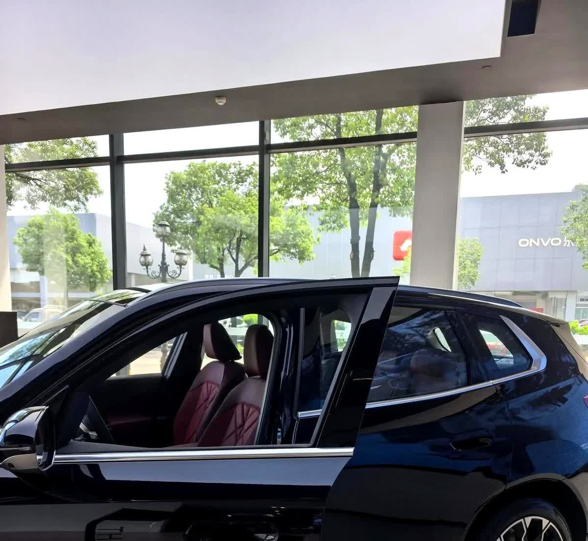 今天被宝马打脸了今天在宝马4S店保养车，闲来无事去展厅看看，顺手打开X3