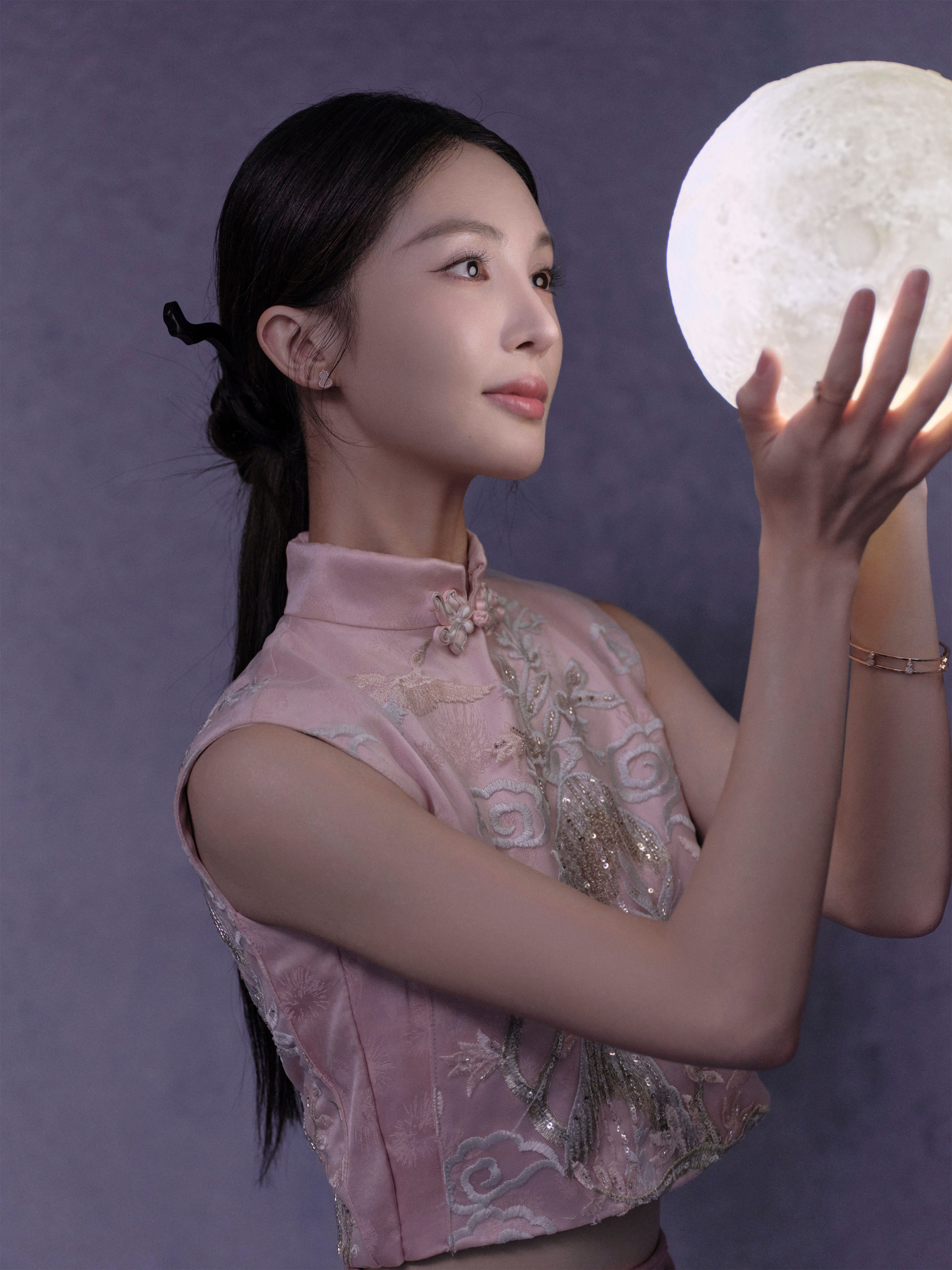 金晨，古风悠悠，静若止水，笑意如月，柔光曼妙​​​