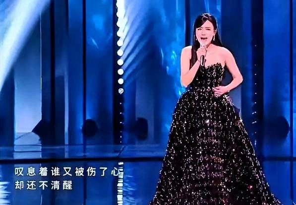 39岁叶一茜浪姐直播唱《听海》，赛前称准备程度一百分被弹幕说飘，结果一开口全屏服