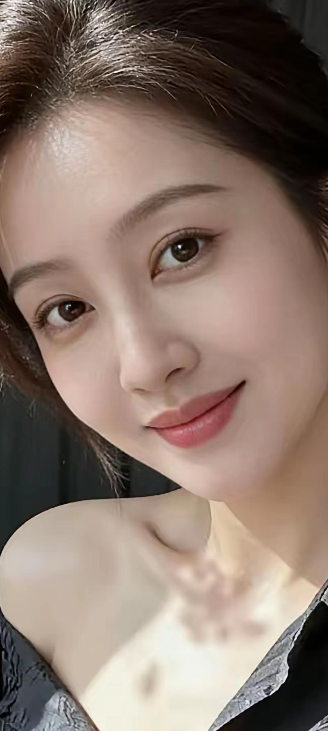 温柔微笑，自然美态，简约优雅，清新动人