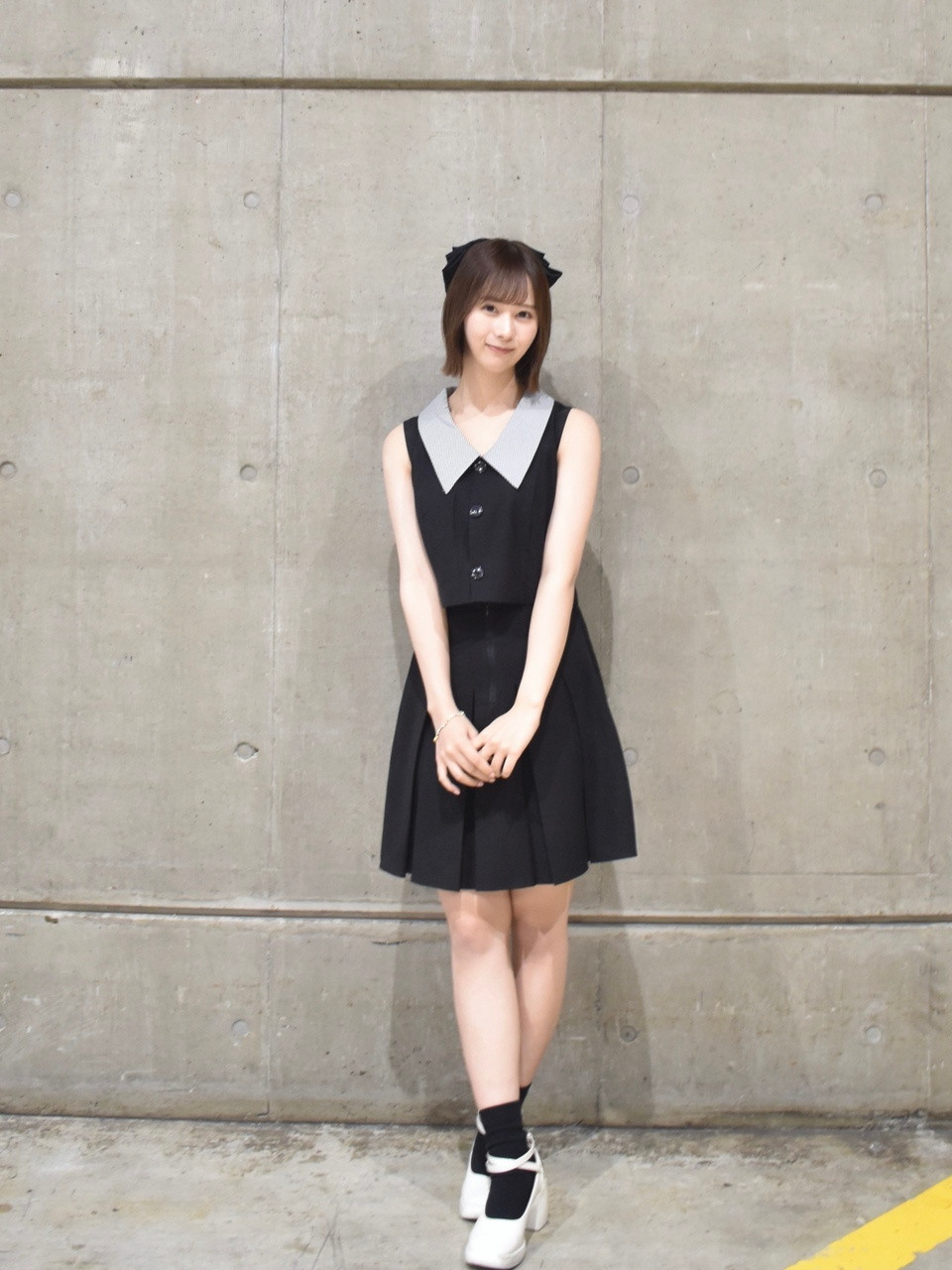 石塚瑶季「黒のワンピースを着てみました~メイクさんに珍しいね！と驚かれる位。普段