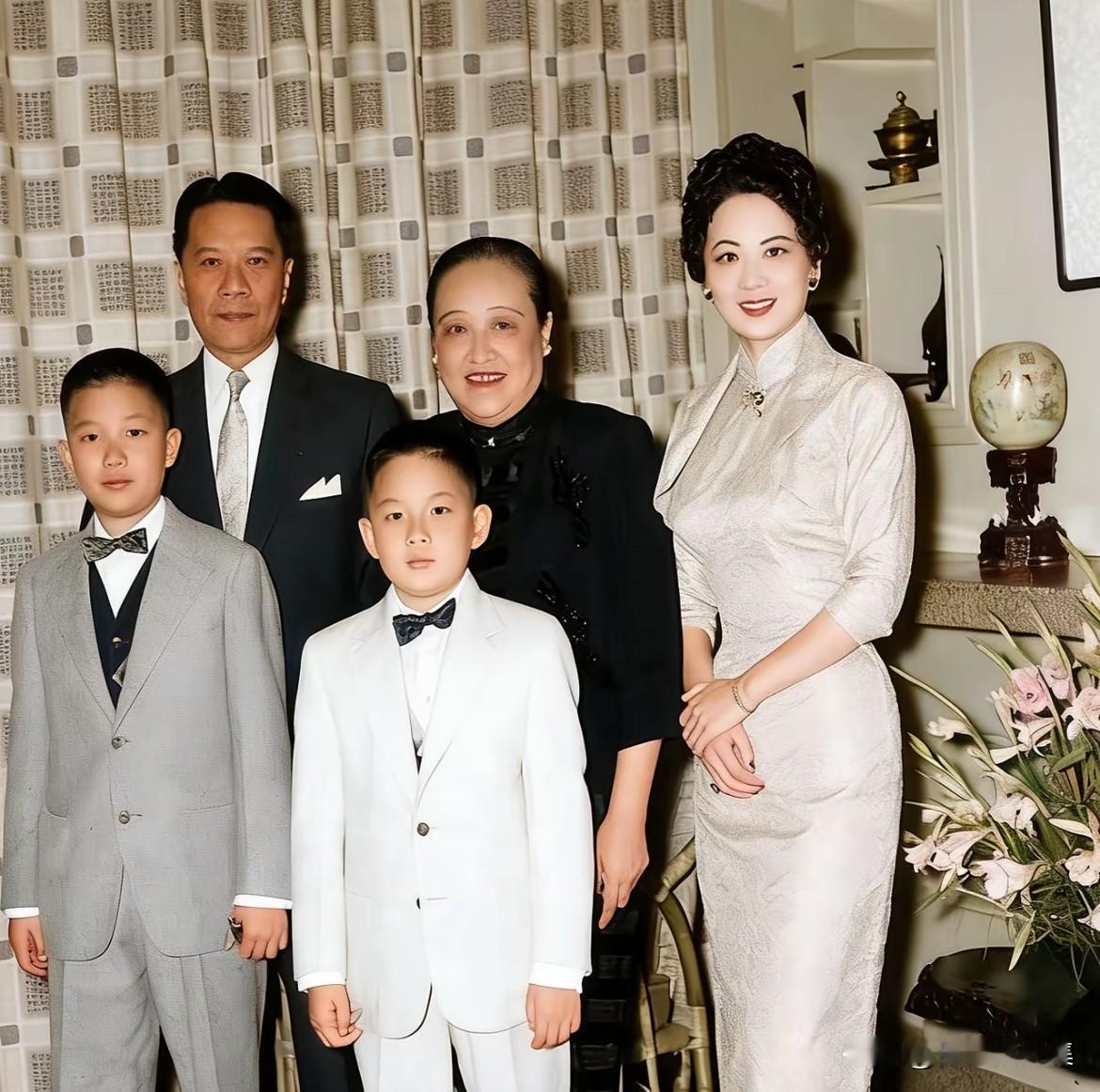 上世纪50年代，宋子安携夫人胡琪英和大姐宋霭龄的合影。胡琪英是上海大买办胡寄梅的