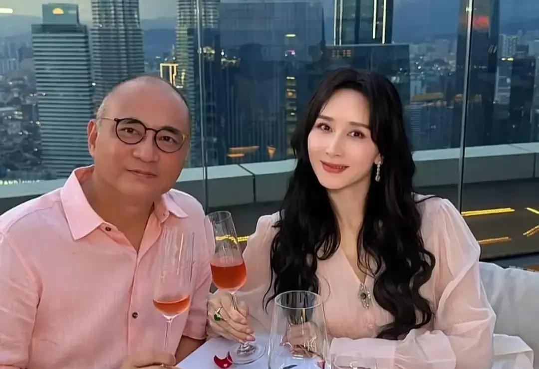 同样是奔着豪门去的，怎么人家胡静就能在马来西亚当了17年的阔太太，至今没翻车你看李湘、黄圣依、李小冉