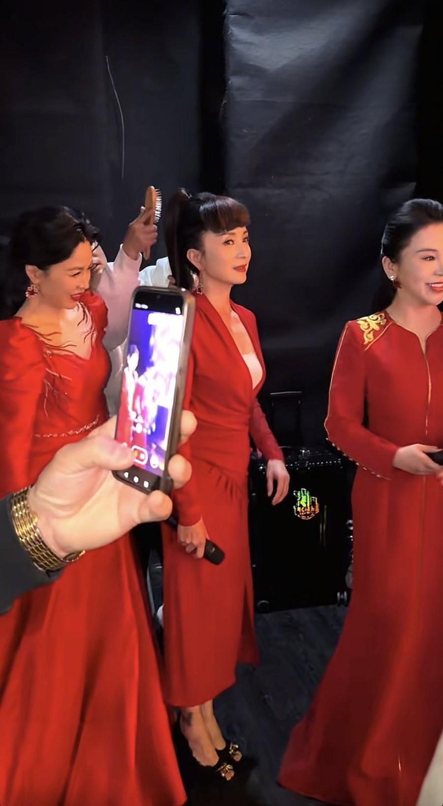 51岁汤灿春节演出，前凸后翘，和年轻时差不多！近日，歌手汤灿参加新年晚会，她