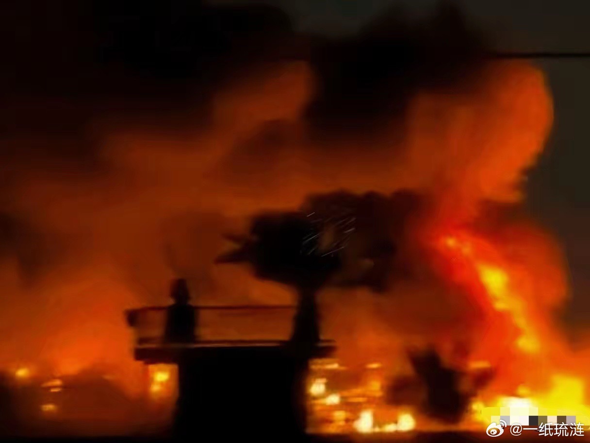 3月21号凌晨，伊拉克首都巴格达出事了，火光冲天。专门给美国大使馆送物资的后勤大