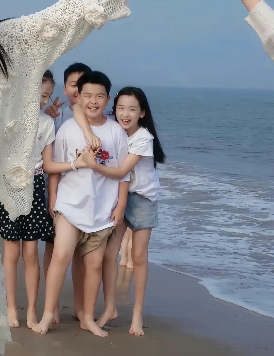 什么是两小无猜？看完小酒窝和朵朵这组照片你就全然明了。海边逐浪、出门远游、