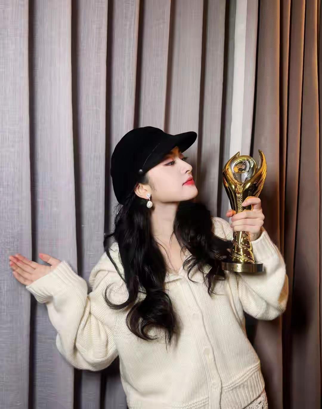 沈月晒好莱坞美照，戴蓝色贝雷帽好美好亮眼，个子不高却五官绝美