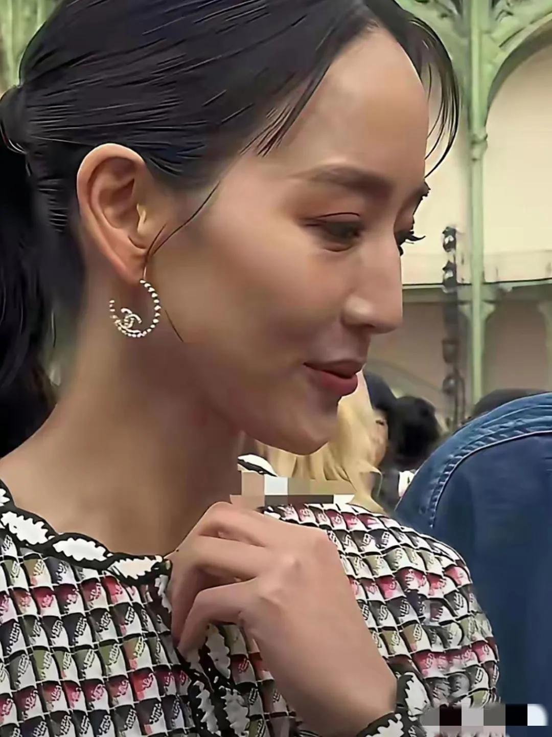 哇塞，台湾女星张钧甯也花容失色啦：虽然妆容还算精致，也够螓首蛾眉，但依旧看得出白