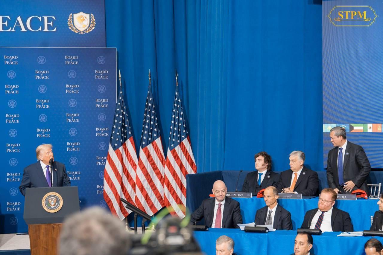 柬埔寨总理洪玛奈出席首届和平理事会开幕式。特朗普在开幕式讲话中表示:“柬埔寨总理