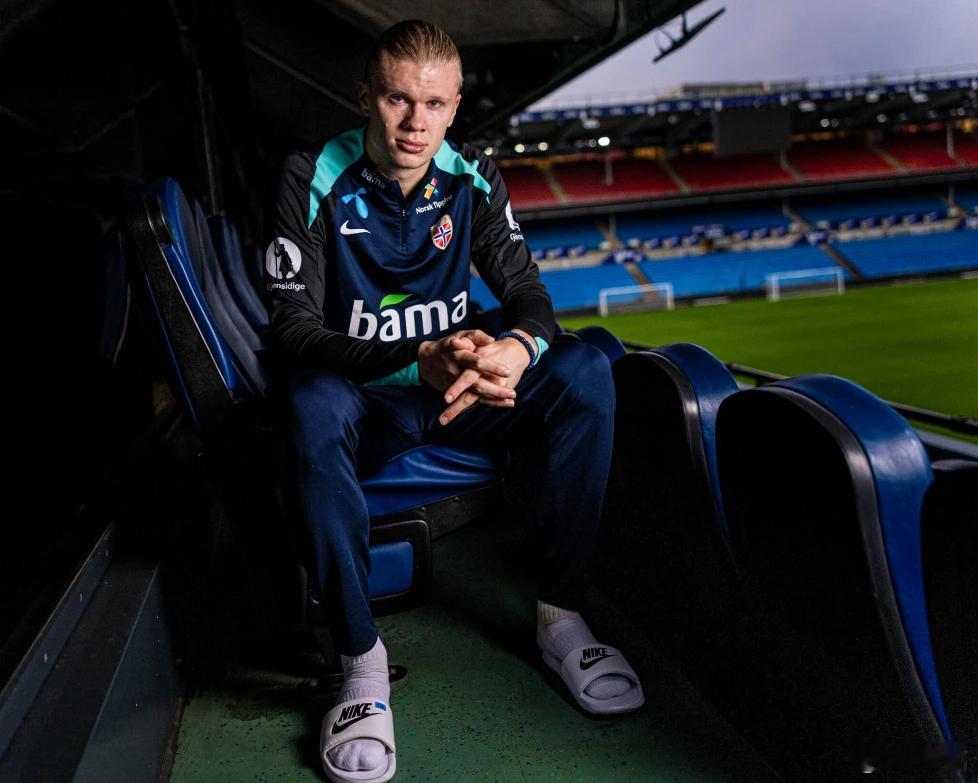 哈兰德，毫无疑问是世界上最出名的，挪威人。国家队集训期间，哈兰德接受了挪威电视2